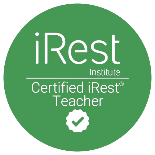 Vihreä pyöreä iRest-instituutin sertifiointimerkki, jossa on tekstiä ja valintamerkki.