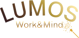 Kultainen "Lumos work & mind" -logo, jossa on taikasauva ja tähtiä mustalla taustalla.